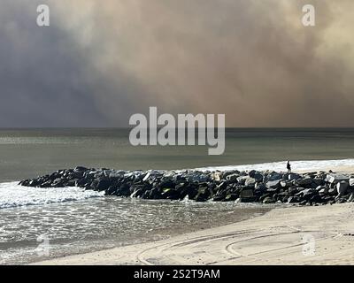 Feu de Palisades, la piste cyclable de plage au sud de Sunset Blvd, fumée soufflant vers l'océan, pompiers, zones de rassemblement LAPD sur PCH, jour 1/7/2025. Banque D'Images