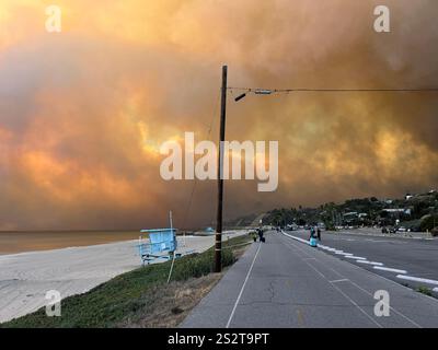 Feu de Palisades, la piste cyclable de plage au sud de Sunset Blvd, fumée soufflant vers l'océan, pompiers, zones de rassemblement LAPD sur PCH, jour 1/7/2025. Banque D'Images