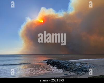 Feu de Palisades, la piste cyclable de plage au sud de Sunset Blvd, fumée soufflant vers l'océan, pompiers, zones de rassemblement LAPD sur PCH, jour 1/7/2025. Banque D'Images