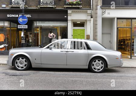 Londres, région de Londres, Angleterre, Royaume-Uni, Europe, voiture de luxe argentée garée devant un magasin de fantaisie, Europe Banque D'Images