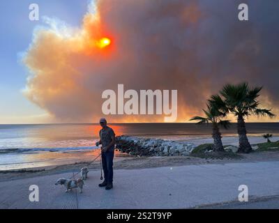 Feu de Palisades, la piste cyclable de plage au sud de Sunset Blvd, fumée soufflant vers l'océan, pompiers, zones de rassemblement LAPD sur PCH, jour 1/7/2025. Banque D'Images
