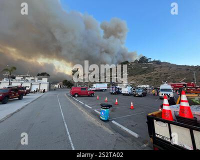Feu de Palisades, la piste cyclable de plage au sud de Sunset Blvd, fumée soufflant vers l'océan, pompiers, zones de rassemblement LAPD sur PCH, jour 1/7/2025. Banque D'Images
