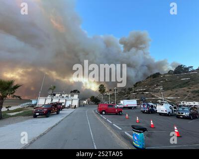 Feu de Palisades, la piste cyclable de plage au sud de Sunset Blvd, fumée soufflant vers l'océan, pompiers, zones de rassemblement LAPD sur PCH, jour 1/7/2025. Banque D'Images