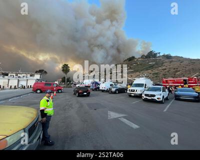 Feu de Palisades, la piste cyclable de plage au sud de Sunset Blvd, fumée soufflant vers l'océan, pompiers, zones de rassemblement LAPD sur PCH, jour 1/7/2025. Banque D'Images