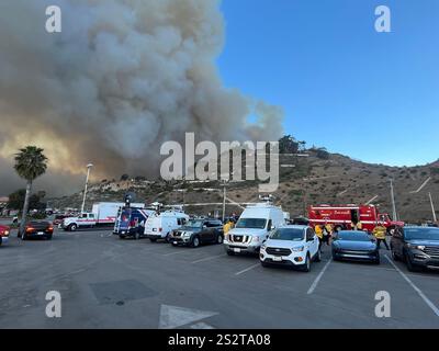 Feu de Palisades, la piste cyclable de plage au sud de Sunset Blvd, fumée soufflant vers l'océan, pompiers, zones de rassemblement LAPD sur PCH, jour 1/7/2025. Banque D'Images