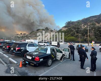 Feu de Palisades, la piste cyclable de plage au sud de Sunset Blvd, fumée soufflant vers l'océan, pompiers, zones de rassemblement LAPD sur PCH, jour 1/7/2025. Banque D'Images