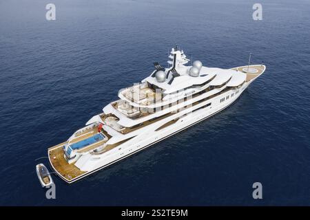 Vue aérienne 106, yacht à moteur de 5 mètres AMADEA, livré en 2016 par le chantier allemand Luerssen Yachts, design Espen Oeino, au mouillage au large de Beaulieu sur Banque D'Images