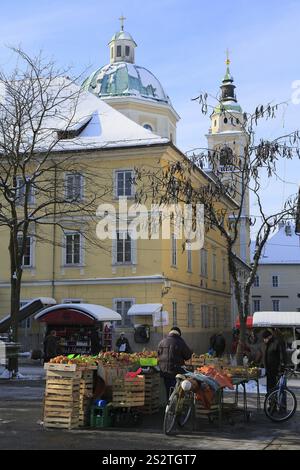 Étal de fruits sur la place du marché, derrière la cathédrale Saint-Nicolas, Ljubljana Ljubljana, Slovénie centrale haute Carniole, Slovénie, Europe Banque D'Images