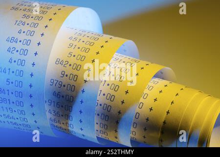 La bande de calcul d'une calculatrice de poche sur fond blanc. Photo symbolique pour le contrôle, la comptabilité, les impôts et les Finances Autriche Banque D'Images