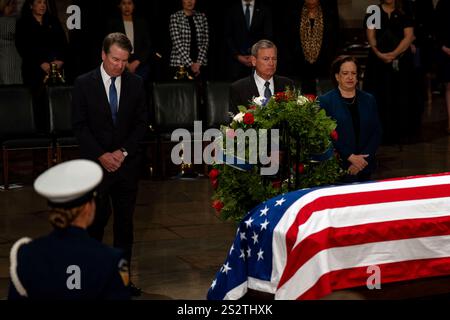WASHINGTON, DC - JANVIER 07 : Brett Kavanaugh, juge adjoint de la Cour suprême, John Roberts, juge en chef de la Cour suprême, et Elena Kagan, juge adjointe de la Cour suprême, rendent hommage devant le cercueil de l'ancien président américain Jimmy carter dans la rotonde du Capitole des États-Unis à Washington, DC, le mardi 7 janvier 2025. Carter, l’ancien cultivateur d’arachides géorgien qui, en tant que président, a négocié un accord de paix historique entre Israël et l’Égypte malgré un terme marqué par l’inflation, une crise pétrolière et la crise des otages iraniens, est mort le 29 décembre à l’âge de 100 ans. Crédit : Kent Nishimura/Poo Banque D'Images