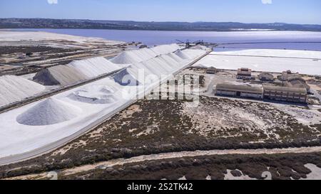 Vue aérienne de grands cônes de sel se formant le long d'un lac rose et d'une mine de sel au coucher du soleil à torrevieja, espagne Banque D'Images
