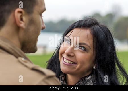 Un jeune couple amoureux dans un parc en Autriche Banque D'Images