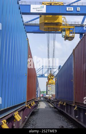 Grue de chargement de conteneurs sur un train dans le port de Duisburg, terminal D3T, Logport l, Rhin, Duisburg, Rhénanie du Nord-Westphalie, Allemagne, Europe Banque D'Images