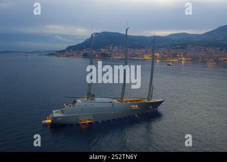 Vue aérienne 143 mètres de long Yacht À voile A, le plus grand voilier du monde, construit par le chantier naval allemand Nobiskrug pour l'oligarque russe Andrei Banque D'Images