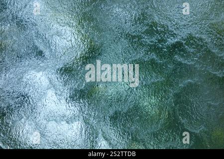 Image ondulée, motif rugueux de gouttes d'eau qui s'égouttent Banque D'Images