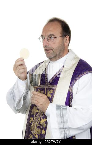 Un prêtre catholique avec calice et hôte à la communion Autriche Banque D'Images