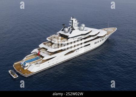 Vue aérienne 106, yacht à moteur de 5 mètres AMADEA, livré en 2016 par le chantier allemand Luerssen Yachts, design Espen Oeino, au mouillage au large de Beaulieu sur Banque D'Images