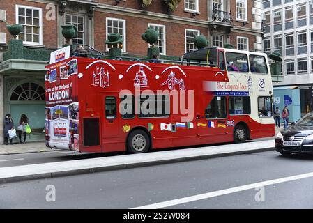 Bus touristique à deux étages rouge avec bannière publicitaire sur les rues de Londres, Londres, région de Londres, Angleterre, Royaume-Uni, Europe Banque D'Images