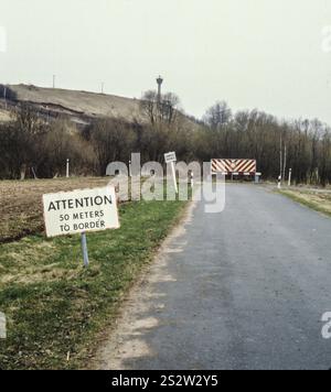 Frontière intérieure allemande entre la République fédérale d'Allemagne RFA et la République démocratique allemande RDA avec bande de mort, barrières frontalières, panneau d'avertissement A. Banque D'Images
