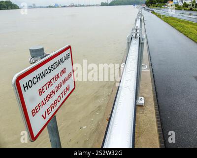 Flood 2013, Mauthausen, Autriche. Barrage mobile de protection contre les inondations. Autriche Banque D'Images