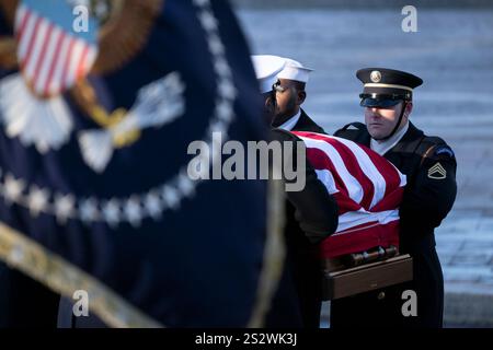 Les membres de la marine des États-Unis préparent le caisson tiré par des chevaux pour le transfert du cercueil de l'ancien président des États-Unis Jimmy carter à transférer d'un corbillard à un caisson tiré par des chevaux, pour une procession du mémorial de la marine américaine sur Pennsylvania Avenue au Capitole des États-Unis, qui est conçu pour refléter la parade inaugurale de carter en 1977, à Washington, DC le mardi 7 janvier 2025. Des funérailles d'État auront lieu en l'honneur de feu le Président avant qu'il ne soit enterré à Plains, en Géorgie, jeudi. Crédit : Mattie Neretin/CNP/Sipa USA Banque D'Images