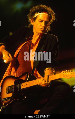 Keith Richards électrise la scène avec les Rolling Stones lors de leur tournée Voodoo Lounge au Soldier Field de Chicago, le 11 septembre 1994. Banque D'Images