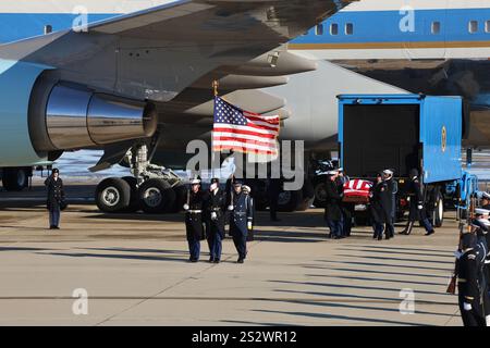 Pékin, États-Unis. 7 janvier 2025. Une équipe de porteurs de corps des forces interarmées déplace le cercueil de l'ancien président américain Jimmy carter à son arrivée à la base interarmées Andrews dans le Maryland, aux États-Unis, le 7 janvier 2025. Le corps de l'ancien président américain Jimmy carter, décédé récemment à l'âge de 100 ans, est arrivé mardi à Washington DC. Un avion présidentiel a décollé d'Atlanta, en Géorgie, plus tôt dans la journée et a atterri à joint base Andrews dans le Maryland, juste à l'extérieur de la capitale, mardi après-midi. Crédit : HU Yousong/Xinhua/Alamy Live News Banque D'Images