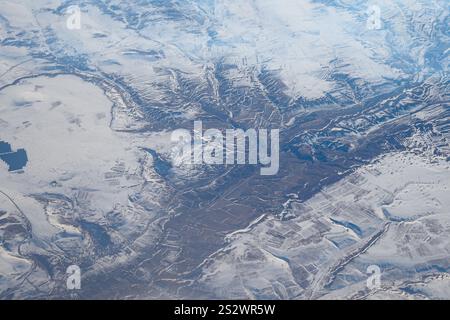 Une vue aérienne époustouflante d'un paysage recouvert de neige avec chaînes de montagnes Banque D'Images