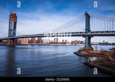 Paysage urbain avec le pont de Manhattan, vu de DUMBO, Brooklyn NY. Le pont suspendu traverse l'East River, reliant Lower Manhattan à C. Banque D'Images