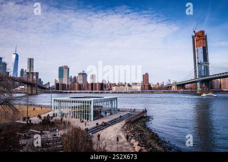 Brooklyn, NY États-Unis - 27 janvier 2018 : vue sur Manhattan depuis Brooklyn qui comprend le pont de Manhattan et l'historique Jane's Carrousel. Banque D'Images