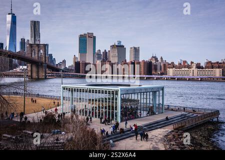 Brooklyn, NY États-Unis - 27 janvier 2018 : vue sur Manhattan depuis Brooklyn qui comprend le pont de Manhattan et l'historique Jane's Carrousel. Banque D'Images