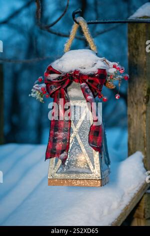 Lanterne de Noël avec bougie dans la neige et la glace Banque D'Images