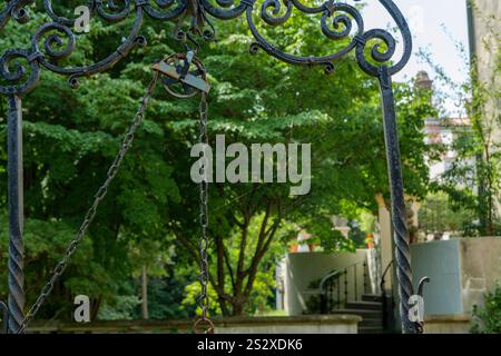 Ancien puits avec un seau et un cadre forgé au Vanderbilt Museum long Island New York Banque D'Images