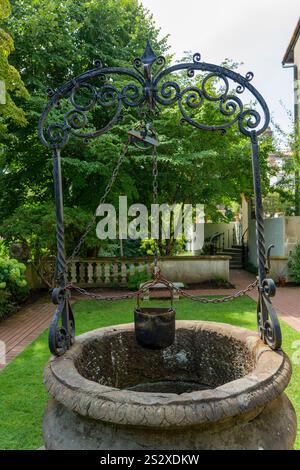 Ancien puits avec un seau et un cadre forgé au Vanderbilt Museum long Island New York Banque D'Images