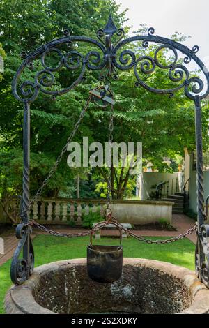 Ancien puits avec un seau et un cadre forgé au Vanderbilt Museum long Island New York Banque D'Images