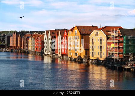 Trondheim, Norvège - 20 mai. 2013 : lumière du soleil de l'après-midi sur les maisons en bois colorées de la rivière Nidelva dans le district de Brygge de Trondheim, Norvège Banque D'Images
