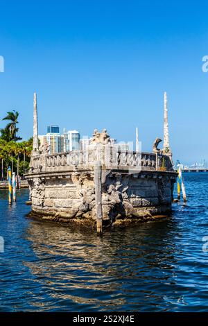 Barge brise-lames en pierre de style vénitien au musée et jardins Vizcaya sur Biscayne Bay dans le quartier actuel de Coconut Grove à Miami, Flo Banque D'Images
