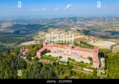 Vue aérienne du château de Montalto sur une colline surplombant tout Oltrepo Pavese. Montalto Pavese, Oltrepo Pavese, Pavia district, Lombardie, Italie. Banque D'Images