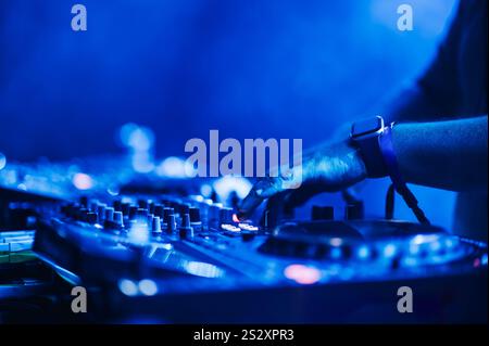 Photo recadrée de mains dj masculines faisant de la musique électro sur un concert sur un festival de musique. Gros plan des mains du dj jouant de la musique sur un mélange de contre Banque D'Images