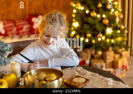 Heureux enfant mignon, fille à Noël, profiter des vacances christma dans une belle maison décorée Banque D'Images