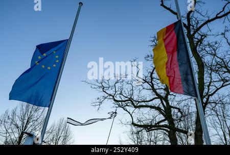 08 janvier 2025, Brandebourg, Francfort (Oder) : les drapeaux de l'Union européenne (l) et de l'Allemagne (R) flottent en Berne devant le quartier général de la police est pour marquer la mort d'un policier saxon en service. Entre les deux, un drapeau de deuil peut être vu sur l'antenne d'un véhicule de police. Un policier de Dresde a été frappé et tué le 7 janvier 2025 à Lauchhammer dans le Brandebourg lors d'une chasse à l'homme pour des voleurs de voitures. Photo : Patrick Pleul/dpa Banque D'Images