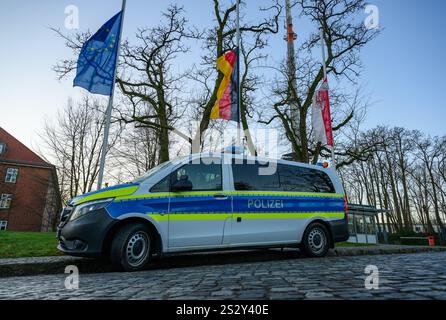 08 janvier 2025, Brandebourg, Francfort (Oder) : les drapeaux de l'Union européenne (G-d), de l'Allemagne et de l'État du Brandebourg flottent en Berne devant le quartier général de la police est pour marquer la mort d'un policier saxon dans l'exercice de ses fonctions. Un policier de Dresde a été capturé et tué le 7 janvier 2025 à Lauchhammer dans le Brandebourg lors d'une chasse à l'homme pour des voleurs de voitures. Photo : Patrick Pleul/dpa Banque D'Images