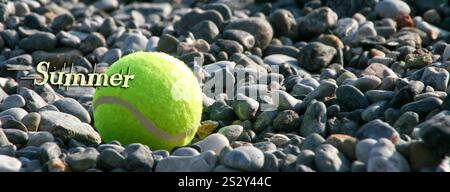 Balle de tennis sur la plage. Arrière-plans d'été. Banque D'Images