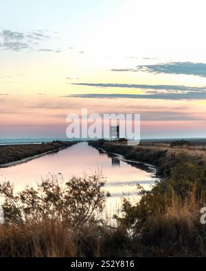 Coucher de soleil ou lever de soleil sur le parc national du delta d'Evros, près d'Alexandroupolis Grèce, observatoire d'oiseaux réflexion. Banque D'Images