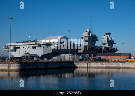 Le porte-avions britannique HMS Prince of Wales dans la base navale de Portsmouth. Janvier 2025. Banque D'Images