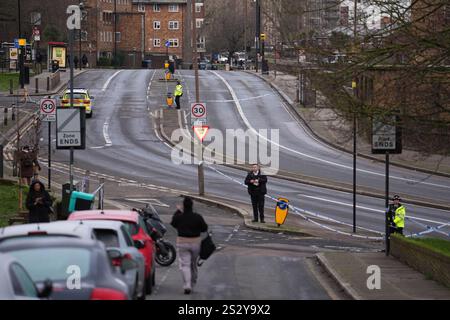 Policiers sur Woolwich Church Road à Woolwich, au sud de Londres, après qu'un garçon de 14 ans ait été poignardé à mort dans un bus londonien mardi. Date de la photo : mercredi 8 janvier 2025. Banque D'Images