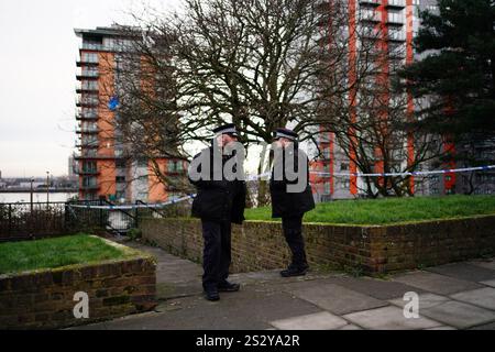 Policiers sur Woolwich Church Road à Woolwich, au sud de Londres, après qu'un garçon de 14 ans ait été poignardé à mort dans un bus londonien mardi. Date de la photo : mercredi 8 janvier 2025. Banque D'Images