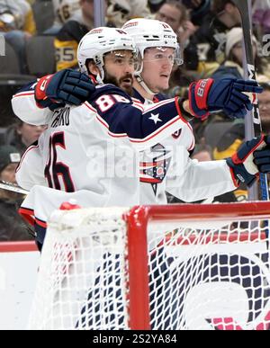 Pittsburgh, États-Unis. 07 janvier 2025. Columbus Blue Jackets aile gauche Dmitri Voronkov (10) célèbre son deuxième but du match avec Columbus Blue Jackets aile droite Kirill Marchenko (86) lors de la troisième période contre les Penguins de Pittsburgh au PPG Paints Arena de Pittsburgh le mardi 7 janvier 2025. Columbus Blue Jackets a gagné 4-3 dans un shutout après la période de prolongation photo par Archie Carpenter/UPI. Crédit : UPI/Alamy Live News Banque D'Images