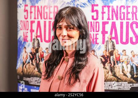 Pegah Ferydoni BEI der Premiere des Kinofilms Fünf finger sind ne Faust im CineMotion. Berlin, 07.01.2025 *** Pegah Ferydoni à la première du film Fünf Finger sind ne Faust au CineMotion Berlin, 07 01 2025 Foto:XM.xPatzigx/xFuturexImagex finger 5122 Banque D'Images