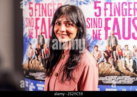 Pegah Ferydoni BEI der Premiere des Kinofilms Fünf finger sind ne Faust im CineMotion. Berlin, 07.01.2025 *** Pegah Ferydoni à la première du film Fünf Finger sind ne Faust au CineMotion Berlin, 07 01 2025 Foto:XM.xPatzigx/xFuturexImagex finger 5123 Banque D'Images